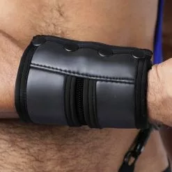 CellBlock13 BUCKLE UP NEOPRENE CUFF Noir -Poppers et Leather Cleaners Soldes buckle up neoprene cuff noir 2