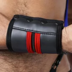 CellBlock13 BUCKLE UP NEOPRENE CUFF Rouge -Poppers et Leather Cleaners Soldes buckle up neoprene cuff rouge 2